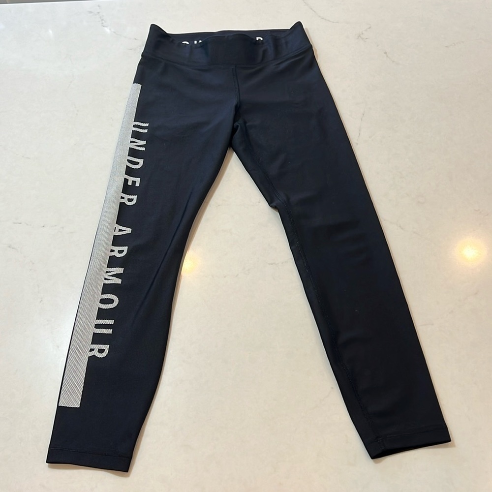 Under armour women compression leggings, heat gear, size S.